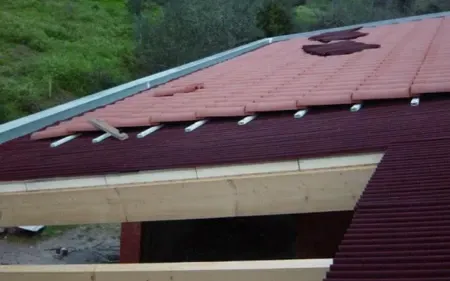 instalar onduline bajo teja en cubiertas de panel sándwich en Mallorca